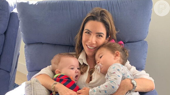 Filhos mais novos de Patricia Abravanel, Jane e Senor ganharam colo da mãe em foto e web notou: 'A cara da Wanessa Camargo'