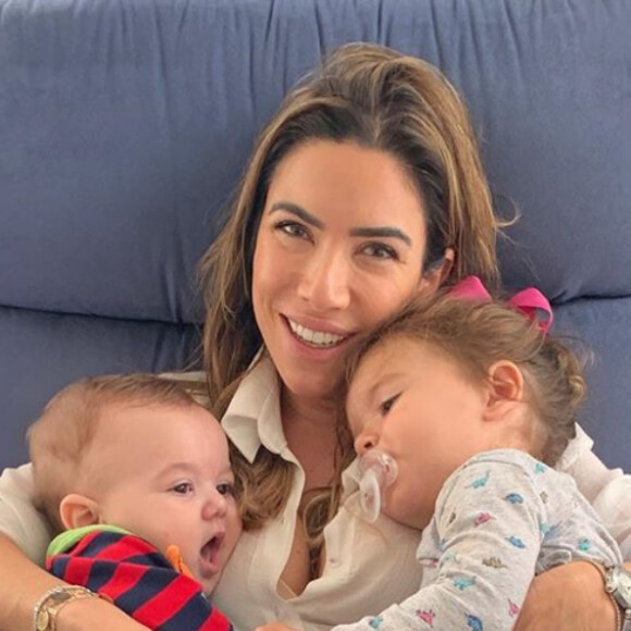Filhos mais novos de Patricia Abravanel, Jane e Senor ganharam colo da mãe em foto e web notou: 'A cara da Wanessa Camargo'