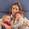 Filha de Silvio Santos, Patricia Abravanel postou foto dos filhos Jane e Senor em seu colo e ganhou elogio dos famosos. 'Quanto amor', afirmou Ticiane Pinheiro