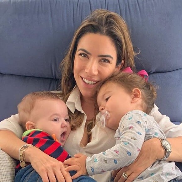 Filha de Silvio Santos, Patricia Abravanel postou foto dos filhos Jane e Senor em seu colo e ganhou elogio dos famosos. 'Quanto amor', afirmou Ticiane Pinheiro