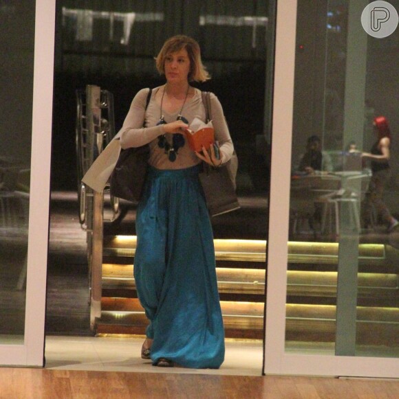 Claudia Raia mostra elegância ao ser flagrada comendo pipoca em shopping no Rio de Janeiro