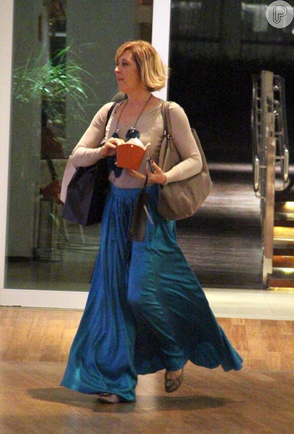 Com look elegante, Claudia Raia come pipoca e passeia em shopping no Rio