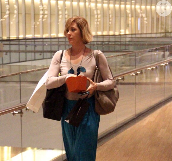 A atriz Claudia Raia foi flagrada elegante durante passeio no shopping Village Mall, no Rio