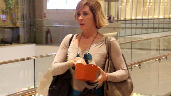 Claudia Raia é flagrada elegante comendo pipoca durante passeio em shopping