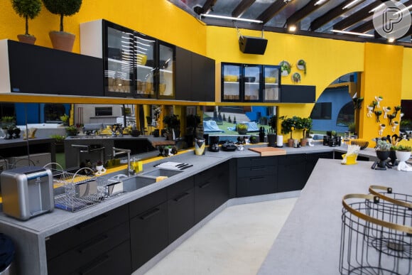 Casa do 'BBB20' tem cozinha com predominância de cinza, preto e amarelo