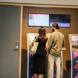 Fátima Bernardes e Túlio Gadêlha compraram ingressos para o cinema