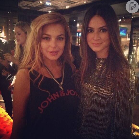 Em 2013, Lindsay Lohan esteve no Brasil para promover grife. Atriz posou para foto ao lado de Thaila Ayala