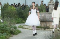 Desfile de moda alta-costura da Chanel: fluidez, tule, saias de tweed e mais trends