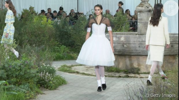 Desfile de moda alta-costura da Chanel: fluidez, tule, saias de tweed e mais trends