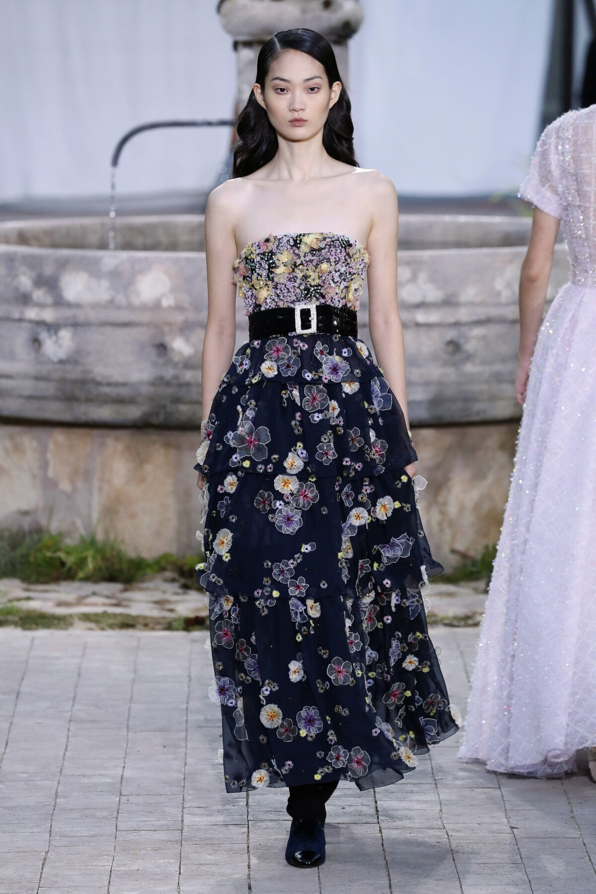 Foto: Desfile Chanel de alta-costura: vestido com aplicação de flores é  tendência - Purepeople