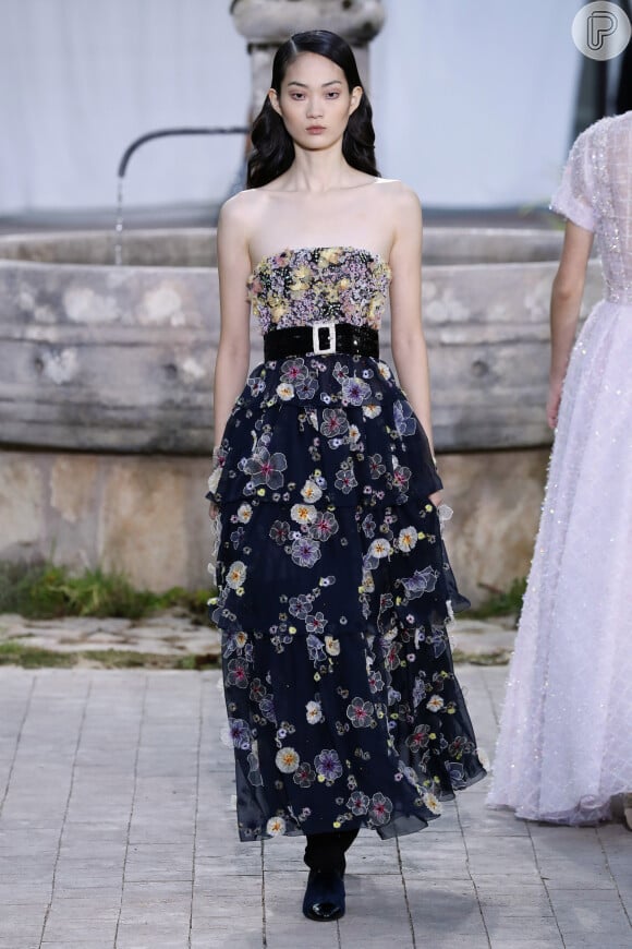 Desfile Chanel de alta-costura: vestido com aplicação de flores é tendência