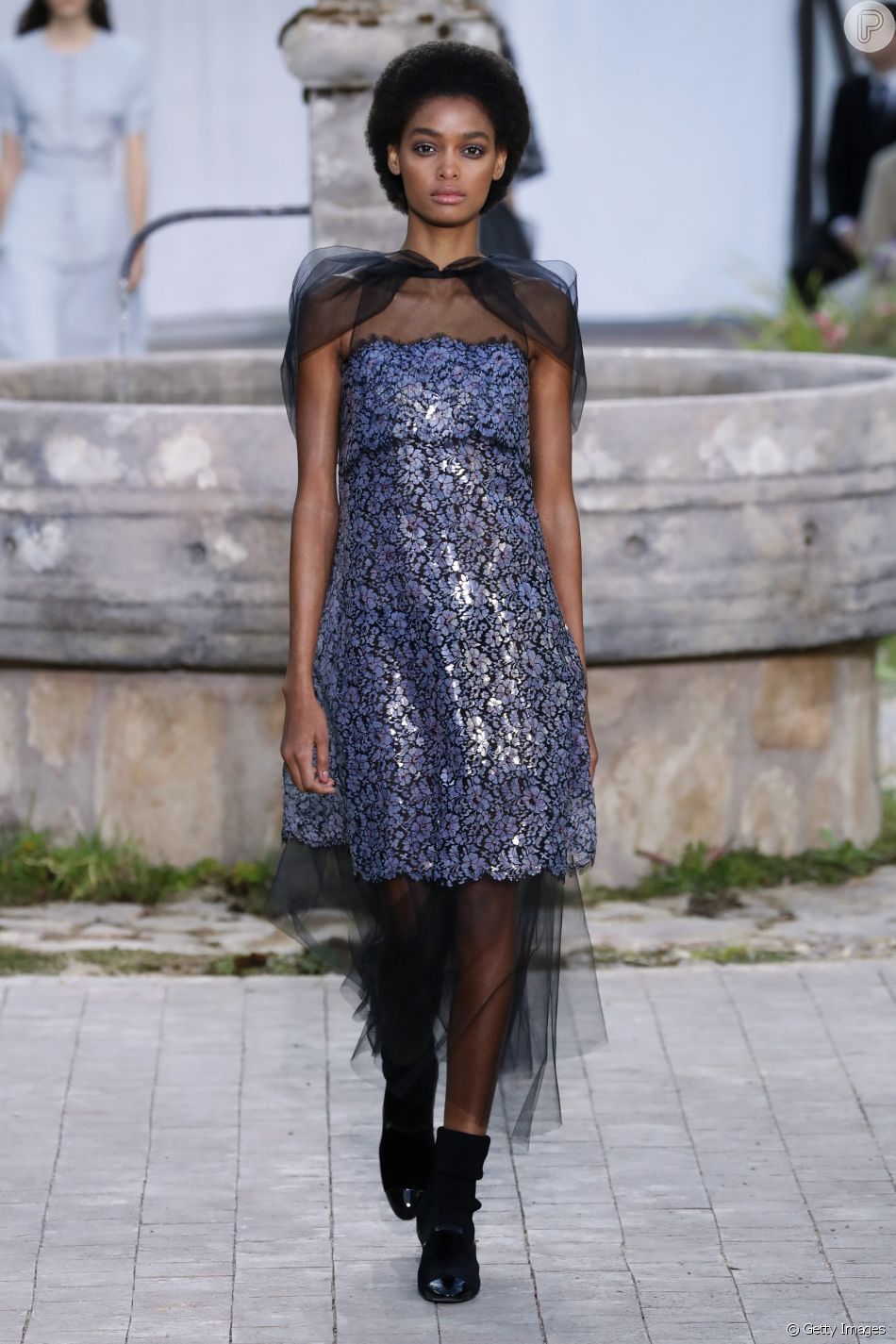 Desfile Chanel de alta-costura: estampa com inspiração de vitrais é tendência