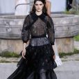 Desfile Chanel de alta-costura: floral com tulê é tendência