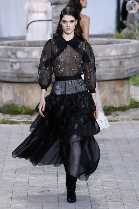 Desfile Chanel de alta-costura: floral com tulê é tendência