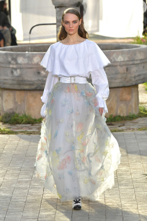 Foto: Desfile Chanel de alta-costura: vestido com aplicação de flores é  tendência - Purepeople