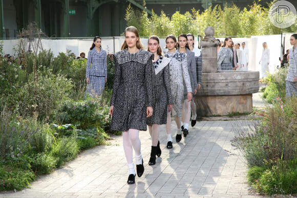Moda alta-costura da Chanel traz uma viagem nos tempos de escola com muito glamour