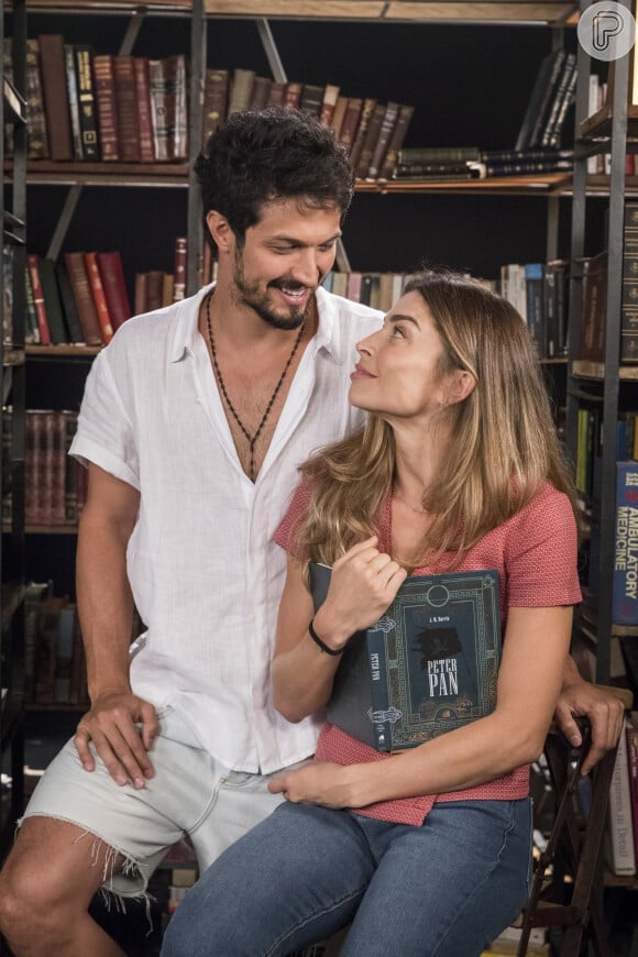 Nos últimos capítulos da novela 'Bom Sucesso', Paloma (Grazi Massafera) tem final feliz com Marcos (Romulo Estrela)