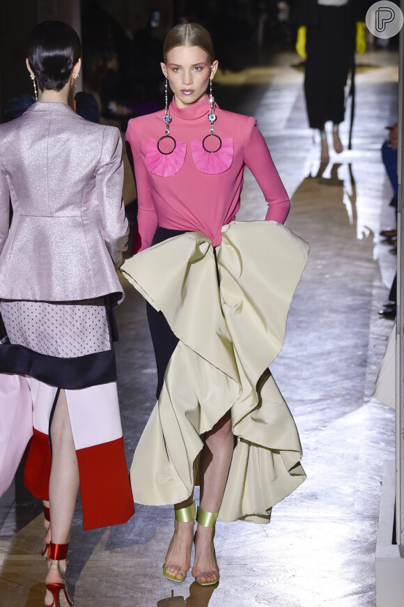Moda Valentino tem vestido sereia, saia A, babados, poás e mais trends