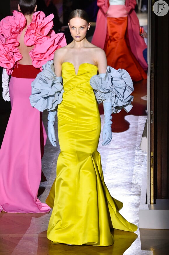 Moda Valentino: vestido-sereia, ombros de fora e babados por toda parte