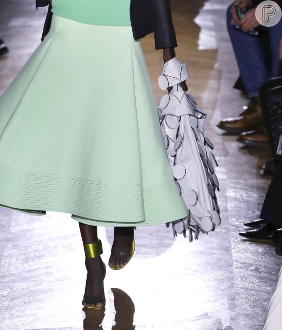 Bolsa-saco estão entre as trends de moda da Maison Valentino