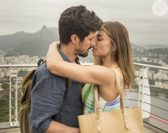 No último capítulo da novela 'Bom Sucesso', Paloma (Grazi Massafera) tem final feliz com Marcos (Romulo Estrela)