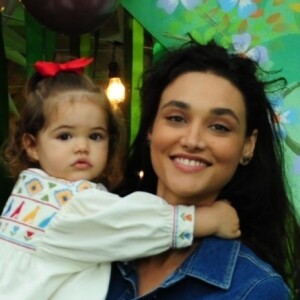 Débora Nascimento contou que prioriza o bem-estar da filha, Bella, de 1 ano e 9 meses