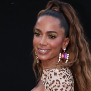 Anitta procura rapazes no Tinder no intervalo do ensaio do Bloco das Poderosas, no Rio de Janeiro, em 27 de janeiro de 2020