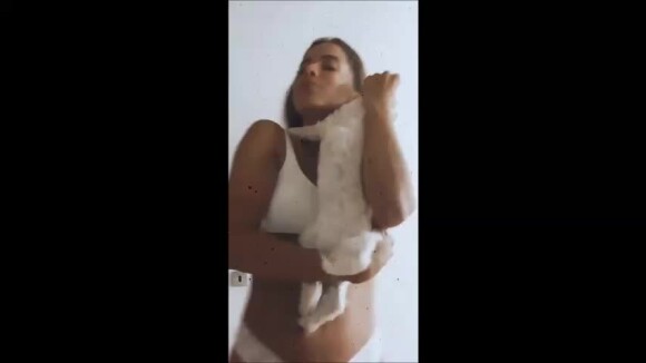 De top e calcinha, Anitta dançou com cachorro Serafim e corpo roubou a cena em vídeo