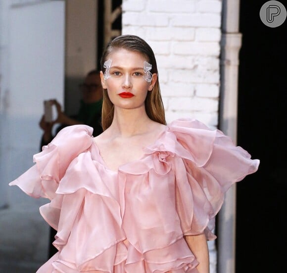 Penteados da moda: o cabelo com efeito molhado apareceu nas passarelas da semana de moda de alta-costura de Paris