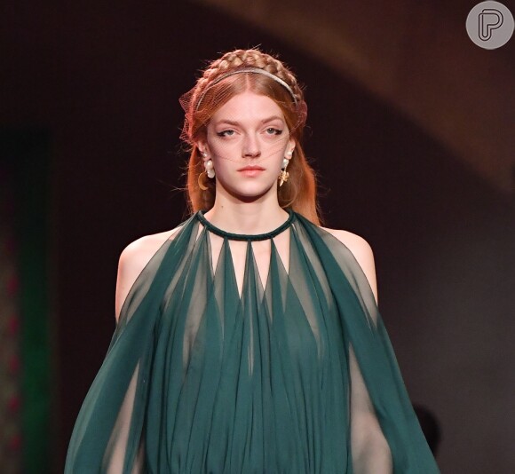 Penteados da moda: tranças com formato de coroa e parte dos fios soltos foram a aposta de beleza de algumas grifes na Semana de Moda de Paris