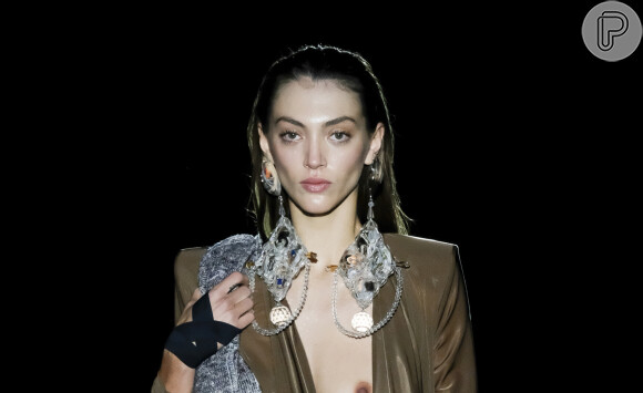 Penteado solto com efeito wet (que parece estar molhadinho) é a aposta das grifes da Mercedes Benz Fashion Week Madrid