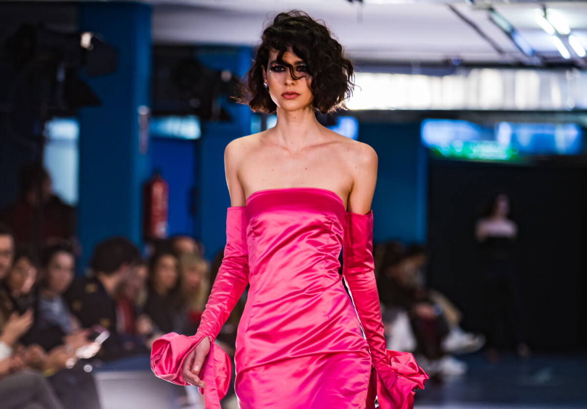 Foto: Penteados da moda: o coque baixo também está em alta! O efeito polido ajuda e disfarçar o frizz - Purepeople