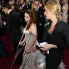Kristen Stewart surgiu de muletas no tapete vermelho do Oscar 2013, neste domingo, 24 de fevereiro de 2013