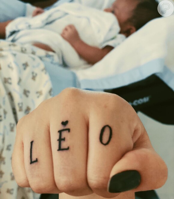 Marília Mendonça fez tatuagem com o nome do filho, Léo, nos dedos de sua mão
