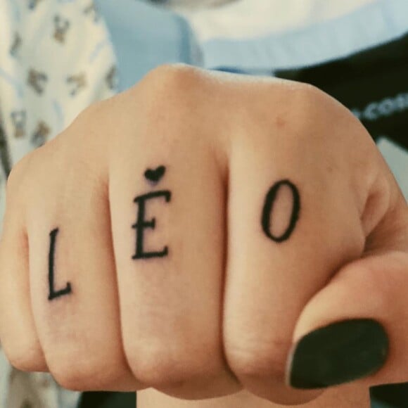 Marília Mendonça fez tatuagem com o nome do filho, Léo, nos dedos de sua mão