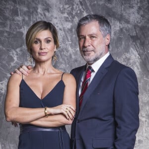 Nos próximos capítulos da novela 'Salve-se Quem Puder', Kyra (Vitória Strada) logo acha fotos de Helena (Flávia Alessandra) com o marido, Hugo (Leopoldo Pacheco)