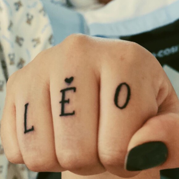 Marília Mendonça tatuou o nome do primeiro filho nos dedos da mão