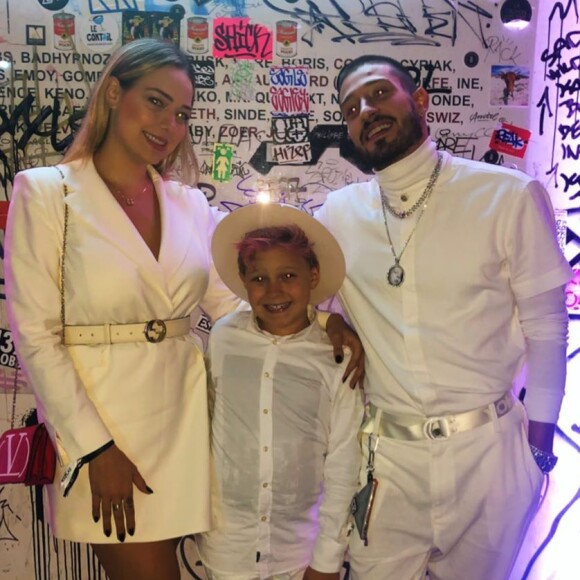 Carol Dantas marca presença com o marido, Vinícius Martinez, e o filho, Davi Luca