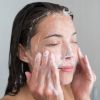 Cuidados com a pele: lavar o rosto com um sabonete facial é um cuidado simples, mas que faz toda a diferença antes da hidratação