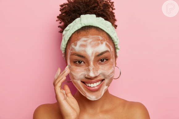 O sabonete facial deve ser usado de acordo com o tipo de pele. Por isso é importante procurar um dermato para identificar se é oleosa, seca ou mista