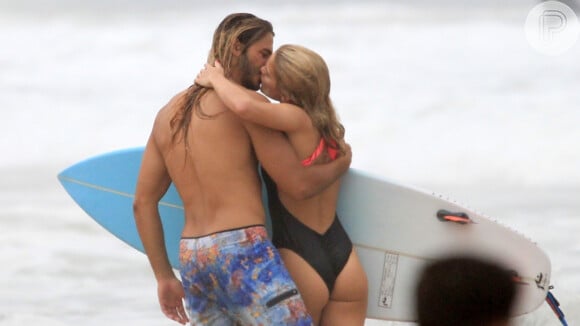 Isabella Santoni é fotografada aos beijos com Caio Vaz em dia de surfe em praia do Rio de Janeiro