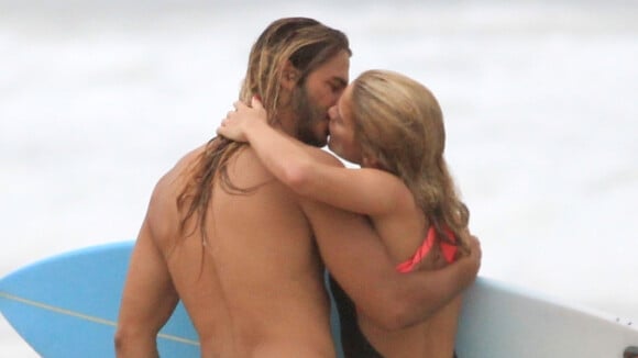 Reatou? Isabella Santoni é fotografada aos beijos com Caio Vaz em praia do Rio