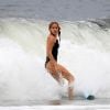 Isabella Santoni mostra habilidade ao surfar em Ipanema, zona sul do Rio de Janeiro