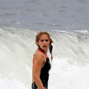 Isabella Santoni mostra habilidade ao surfar em Ipanema, zona sul do Rio de Janeiro