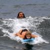 Isabella Santoni ganha ajuda de Caio Vaz ao surfar em praia do Rio de Janeiro