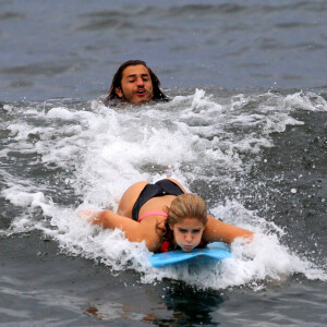 Isabella Santoni ganha ajuda de Caio Vaz ao surfar em praia do Rio de Janeiro