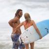 Isabella Santoni se diverte com Caio Vaz em praia
