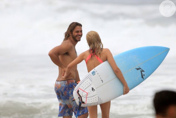 Isabella Santoni se diverte com Caio Vaz em praia