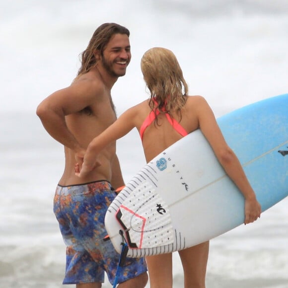 Isabella Santoni se diverte com Caio Vaz em praia