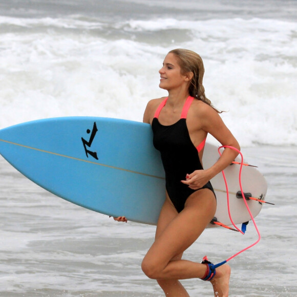 Isabella Santoni é fotografada aos beijos com Caio Vaz em dia de surfe em praia do Rio de Janeiro, nesta quarta-feira, 05 de janeiro de 2020